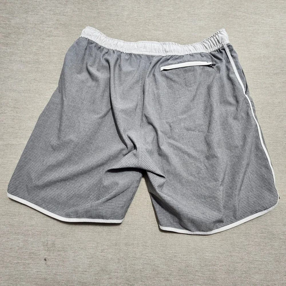 Vuori Cruise Boardshorts Mens XXL Grey‎ White Stripe Performance Swim V330